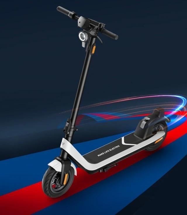 Elektrinis motoroleris bekelėje- su diskiniais stabdžiais